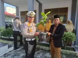 Kasat Lantas Serahkan Bibit Pohon Upaya Pelestarian Lingkungan di SMPN I Selatpanjang