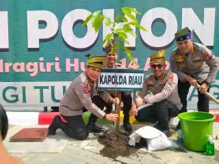 Pesan Menohok Kapolda Riau Untuk Pelayan Masyarakat Kala Tanam Pohon di Danau Raja