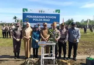 Tangkal Karhutla, Kapolda Riau Tanam Pohon Bersama di Kabupaten Indragiri Hilir