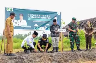 Peringati Hari Bumi, Bupati Kepulauan Meranti dan Kakan Kemenag Tanam Pohon di Desa Alahair