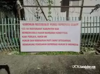 Spanduk Dukungan Untuk Mahkamah Konstitusi Bertebaran: Sengkuni Teriak Sengkuni, Siak Baik-Baik Saja