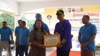 Jadi Tokoh Inspiratif, Pekerja dan Serikat Buruh Berikan Penghargaan Kepada Kapolres Langkat