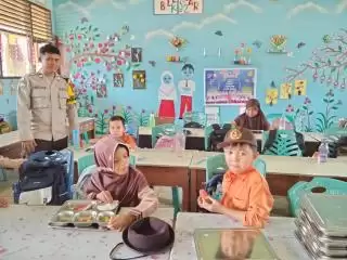 Polisi Kuansing Kawal 2.436 Pelajar Terima Jatah Makan Bergizi Gratis