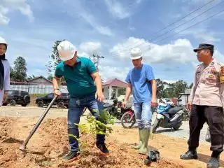 Sempena Waisak 2025, Polsek Lirik dan PT MAS Tanam Pohon
