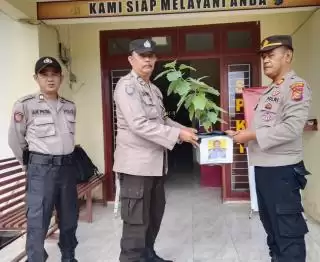 Anggota Polsek Kuindra di Inhil Terima Hadiah Bibit Pohon Waru di Hari Ulang Tahunnya