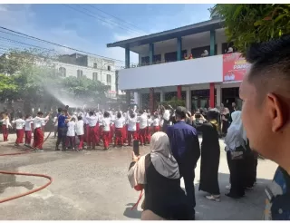 Serunya Acara Perpisahan Kelas 6 SDN 28 Mandau, Siswa, Orang Tua dan Guru Mandi Hujan Buatan Bareng