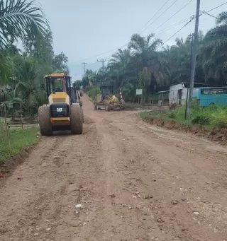 PT Inecda Gesa Perbaiki Jalan Poros Pemda Inhu