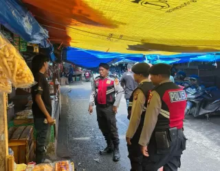 Satsamapta Polres Inhil Patroli Jalan Kaki Ciptakan Keamanan dan Interaksi Positif dengan Masyarakat