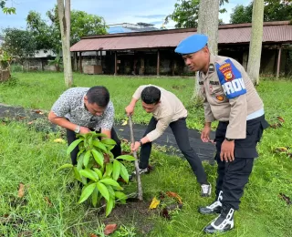 Kapolsek Tebingtinggi Beri Kado Tak Lazim ke Personel Berulang Tahun