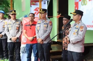 Pak Anang Sumringah dan Tangis Haru Saat Rumah Bantuan Diresmikan Kapolres Inhil