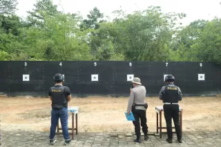 Jelang Event Menembak Kapolda Cup, Anggota Polres Inhu Asah Kemampuan