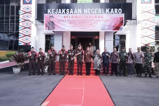 Optimis Raih WBK, Kajati Sumut Motivasi Seluruh Jajaran Kejari Karo Jaga Kekompakan dan Tingkatkan Pelayanan