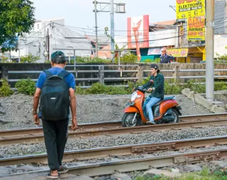 Tentang Seorang Pengendara Motor Bersama Anak Melintas di Jalur KA