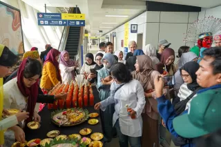 LRT Jabodebek Suguhkan Kuliner Khas Betawi dan Bagikan KMT Edisi Khusus