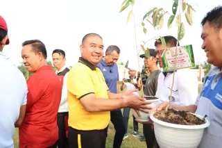 Polres Kepulauan Meranti Gelar Olahraga Bersama TNI Polri dan Serahkan Bibit Pohon