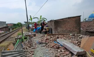 KAI Daop 8 Surabaya Tertibkan Bangunan Liar Antara Stasiun Porong-Stasiun Bangil