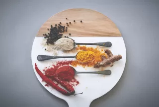 Penguat Rasa Alami vs Buatan, Mana Lebih Baik Untuk Industri Makanan?