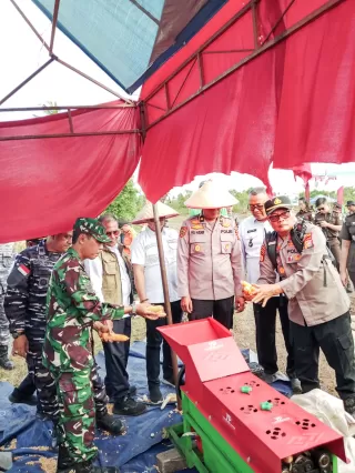Polres Kepulauan Meranti Panen Raya dan Penanaman Jagung di Desa Mantiasa