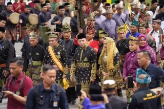 Kapolri Terima Anugerah Adat Ingatan Budi dari LAMR
