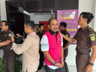 Tim Penyidik Pidsus Kejari Inhu Tahan Dua Tersangka Korupsi Penjualan Lahan Aset Daerah