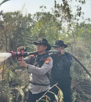 Wakapolres Kepulauan Meranti dan Tim Berhasil Padamkan15 Titik Api Karhutla