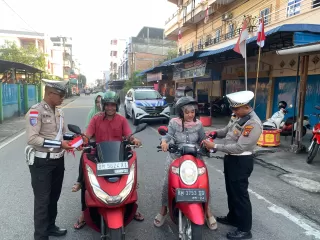 Sambut HUT RI ke 80, Polres Kepulauan Meranti Bagikan Bendera Merah Putih ke Masyarakat