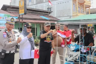 H Asmar Turun Kejalan Bagikan Bendera Merah Putih ke Pengendara Jelang HUT RI ke 80