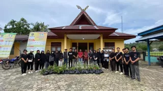 'BEMILY': Kepedulian Pada Lingkungan, BEM Fisip UNRI Salurkan Bibit Pohon di Desa Gema