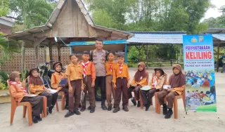 Pustaka Keliling Brigadir Khairi Disambut Antusias Murid SDN 11 Desa Sendaur