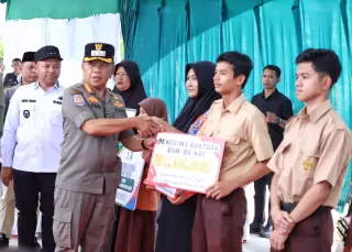 Gubri Resmikan GPM, Serahkan Bantuan Rumah, dan Lihat Jembatan PS di 'Kota Sagu'