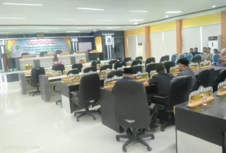 Bangku Kosong! Belasan Dewan Tak Hadir Sidang Paripurna Nota Keuangan APBD-P Inhu Molor