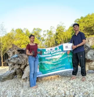 Hijaukan Pantai Oesapa, Holding PTPN Lewat PT RPN Tanam 100 Pohon Bakau
