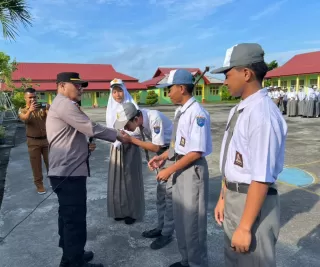 Jadi Pembina Upacara di SMAN 1 TTB, Ini Pesan Iptu Iskandar ke Siswa