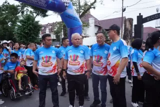 Harli Siregar dan PJU Kejatisu Berbaur di Jalan Amal Bersama Yayasan Thongs Berkah Mulia Abadi