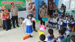 Kapolres Kepulauan Meranti Ajak Anak-anak Cinta Lingkungan Lewat Gerakan Green Policing