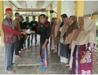 Pemdes Seuneubok Tuha Serahkan PAD Hasil Kebun Sawit Bagi 166 KK Fakir Miskin