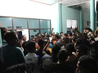 Geruduk Kantor ULP PT PLN Selatpanjang, Massa Tuntut Kejelasan Pemadaman Listrik Tak Beraturan