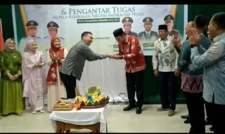 Pengantar Tugas Kajari Inhu Diwarnai Suasana Guyub