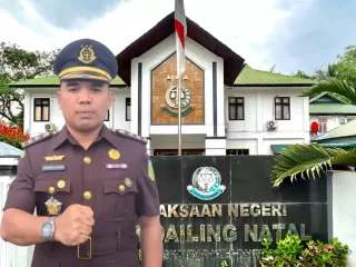 Gemar Membaca Sejak Kecil Bawa Yos Arnold Tarigan dari Wartawan Hingga Plh Kajari Madina