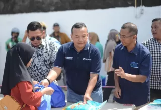 Warga dan Ojol di Medan Sumringah Pelindo Multi Terminal Salurkan Seribuan Paket Sembako