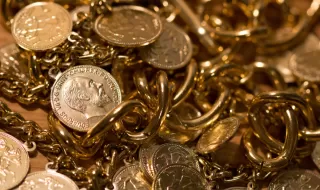 Emas Bergerak Hati-hati di Tengah Ketidakpastian Suku Bunga The Fed