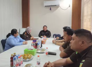 Kejari Inhu Rajut Silahturahmi dengan Ketua DPRD, Bahas Kolaborasi KUHP Baru