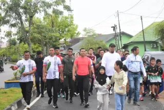Jalan Santai, Masyarakat Kompak Siap Hidup Lebih Sehat