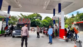 Kapolsek Pantai Cermin & Koramil Pastikan Stok BBM Aman, Lalin Lancar Pasca Banjir