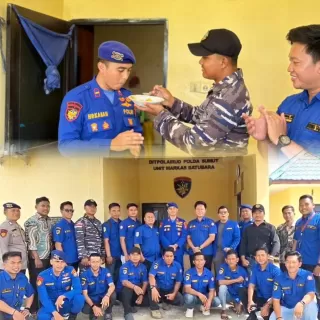 POS TNI AL Tanjung Tiram & Karang Taruna Beri Kejutan Tumpeng HUT Polairud di Markas Batubara