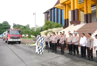 Polda Riau Kirim Bantuan 30 Tangki Air Barsih Bagi Korban Bencana di Agam