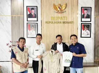 Surkan Bantuan Anak Yatim dan Inisiatif Ecoprint Motif Batik Mangrove Khas Kepulauan Meranti