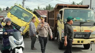 Bupati dan Polres Kepulauan Meranti Gercep Evakuasi Dump Truk Sampah Kena Jebakan Batman&nbsp;