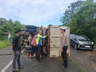 Lakalantas di Pelalawan Truk Brondolan vs Grand Max Satu Pengemudi Patah Tulang