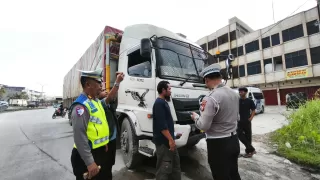 Ditlantas Polda Riau Tertibkan Angkutan Barang Jelang Nataru